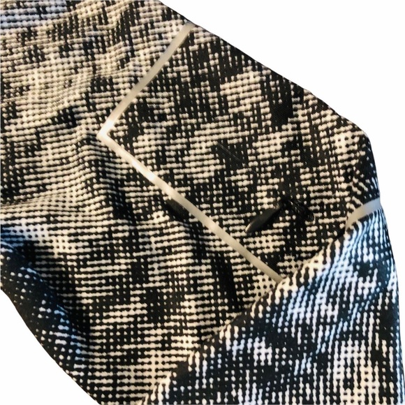 UNDER ARMOUR - WOMENS BLACK & WHITE PULLOVER - Picture 4 of 12